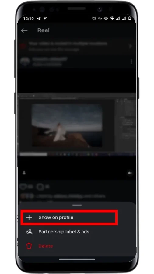 روی گزینه Show on profile (برای پست) یا گزینه بازنشر (برای استوری) بزنید.